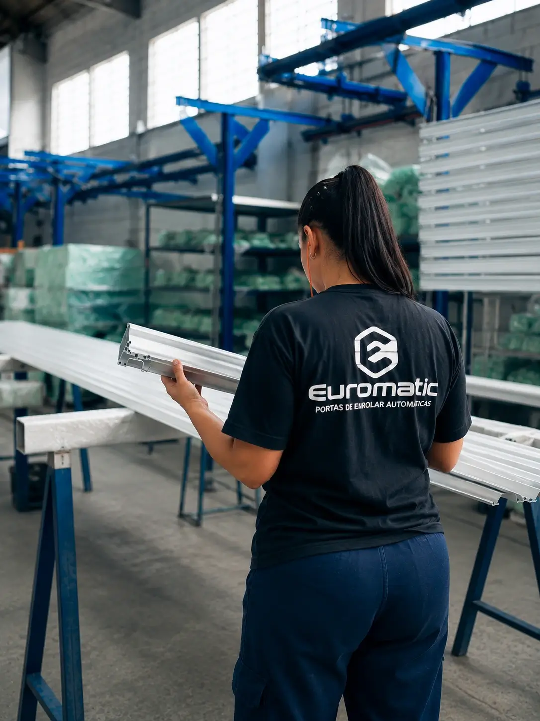 Equipe de instalação de porta industrial Euromatic cumprindo o prazo blindado
