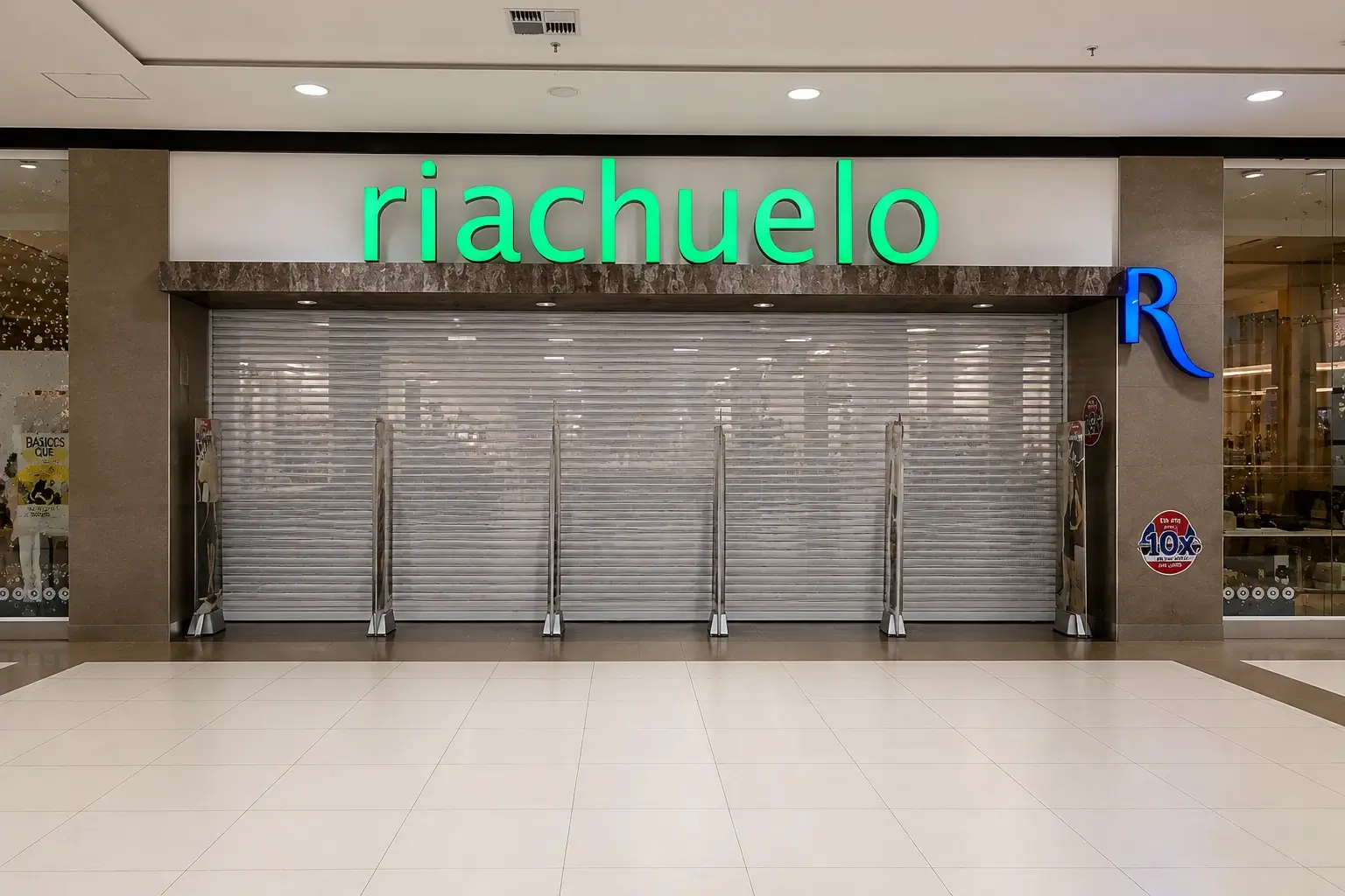 Porta de enrolar perfil fechado comercial Euromatic em loja de rua