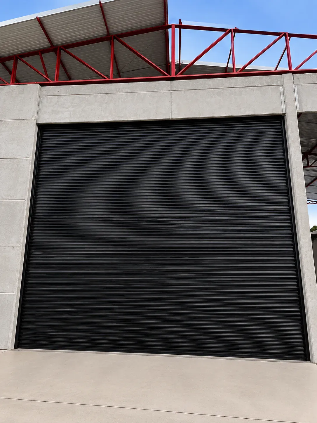 Porta de enrolar automática industrial em centro de distribuição