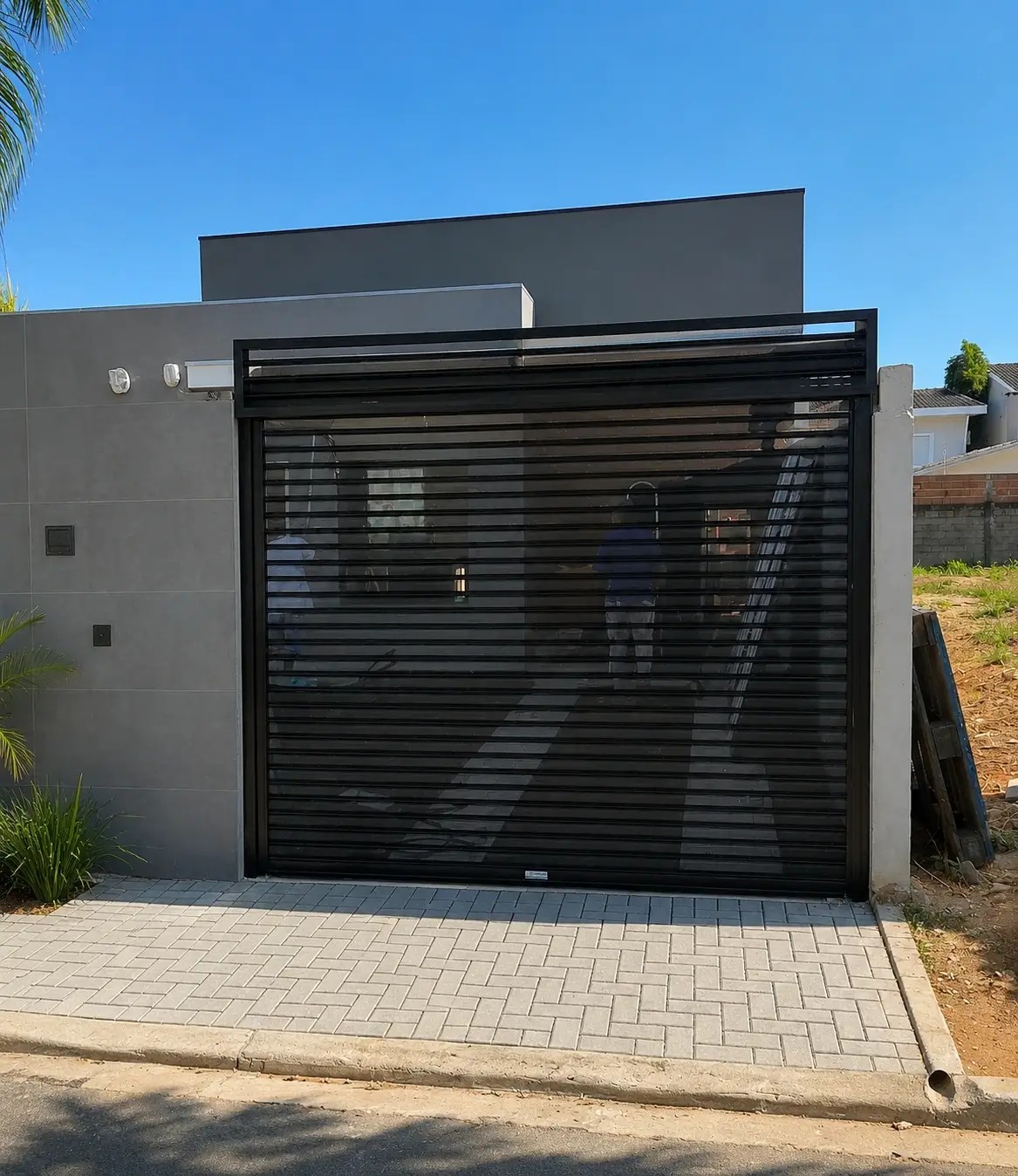 Porta de enrolar com perfil Transvision Euromatic — design moderno microperfurado