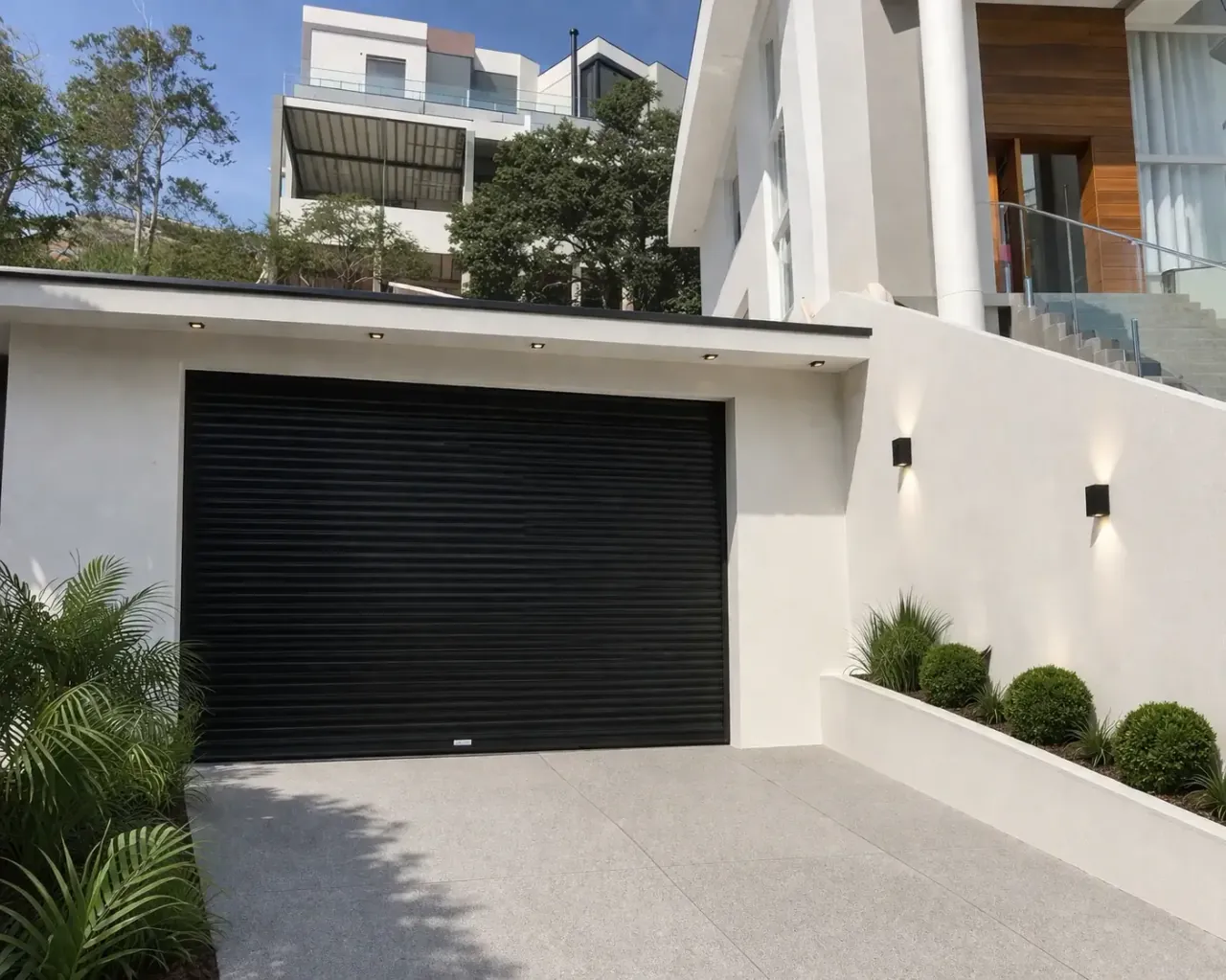 Portas de enrolar automáticas alinhadas de fábrica em condomínio residencial